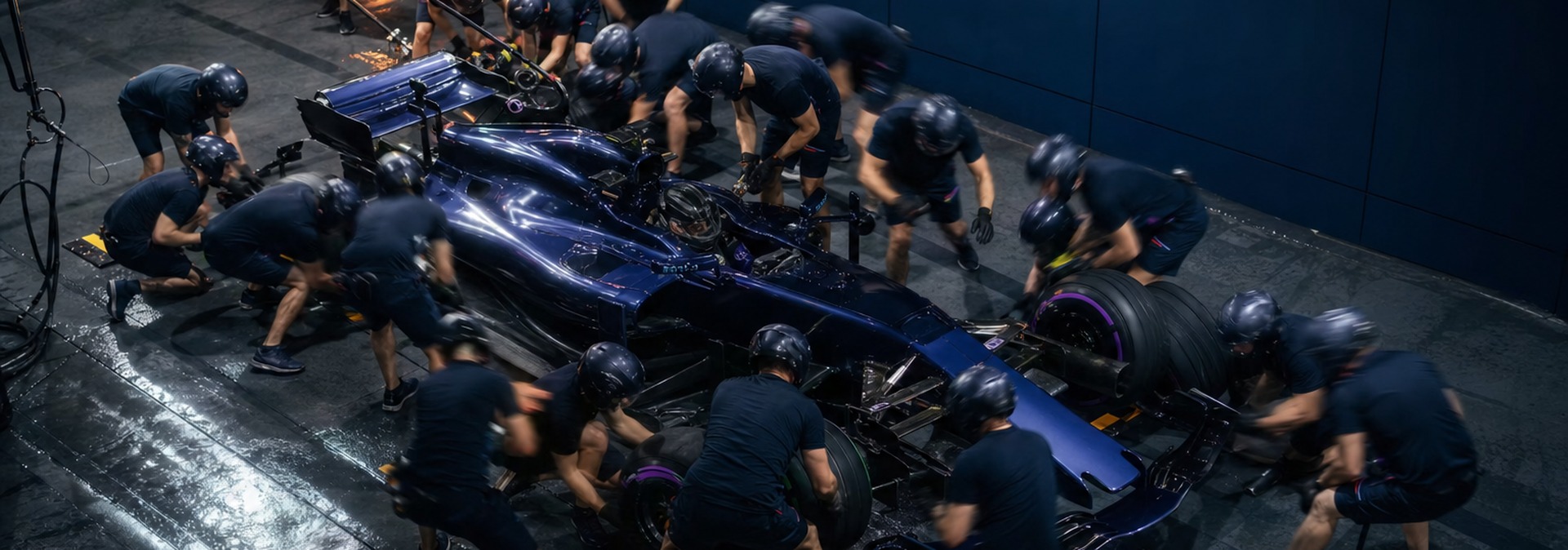 Boxenteam arbeitet gemeinsam an einem Rennwagen